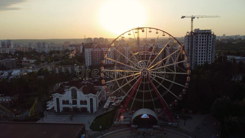 Riesenrad-Spinnerei im städtischen Park Luftschiff Kharkiv