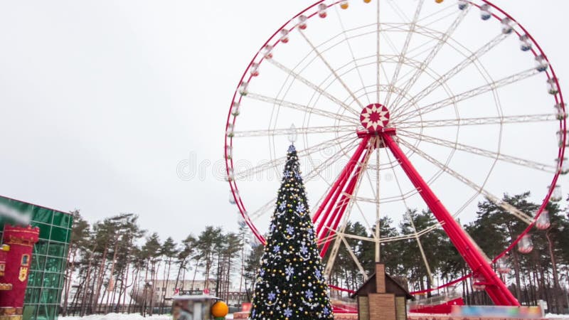 Riesenrad und Weihnachtsbaum in gorky park timelapse hyperlapse kharkiv ukraine.