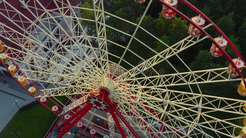 Riesenrad vor der Kulisse des Stadtrandentrockners.