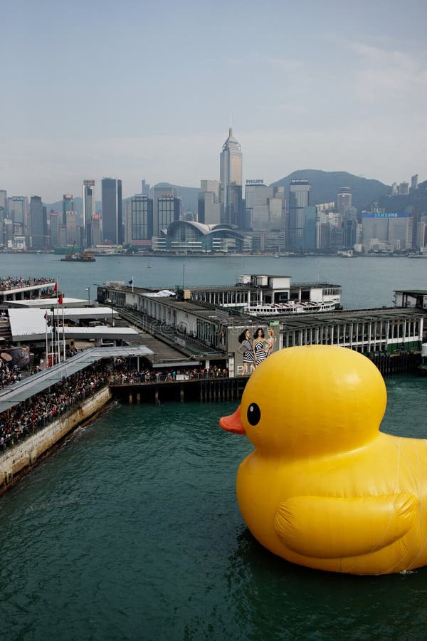 Riesige Gummiente, Die In Hong Kong-Hafen Schwimmt Redaktionelles