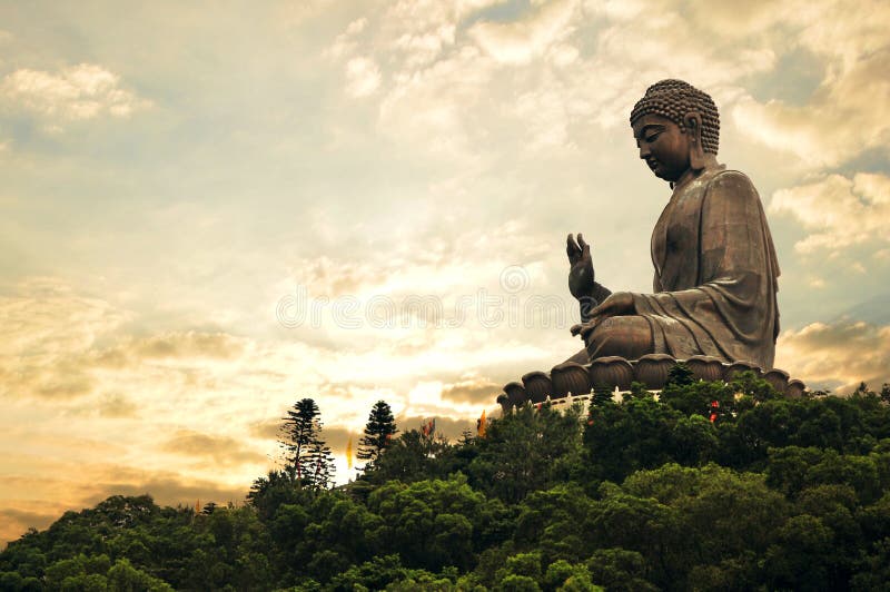 Riesiger Buddha am goldenen Abend lizenzfreies stockbild Riesiger Buddha am goldenen Abend lizenzfreies stockbild