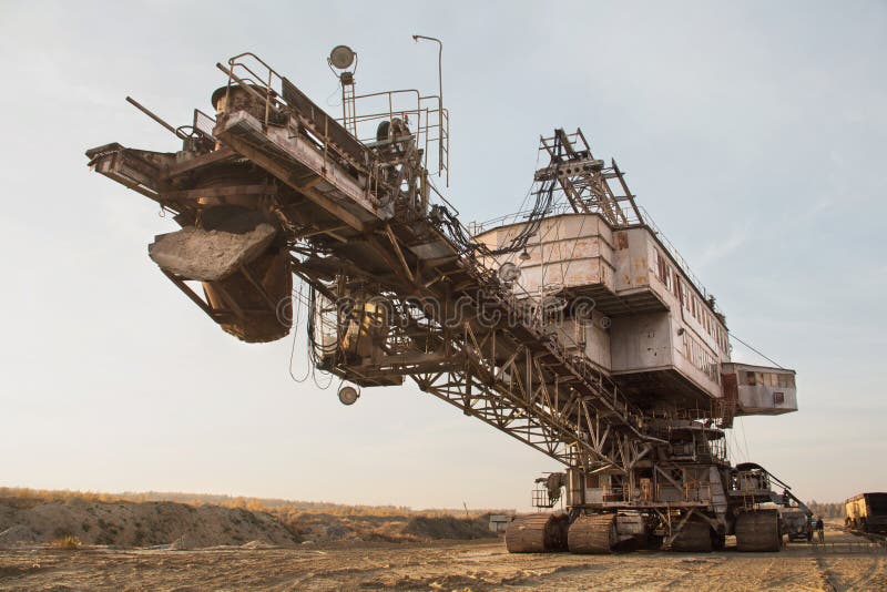 Bagger mit Sand im Eimer stockfoto. Bild von schwer, massiv - 51447932