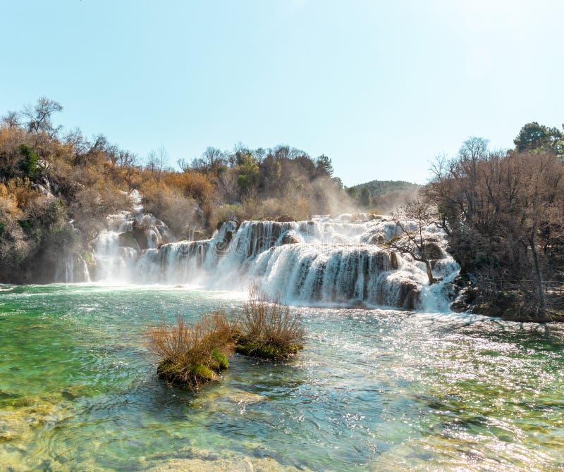 Riesiger Wasserfall auf krka Fluss Kroatien lizenzfreie stockfotografie