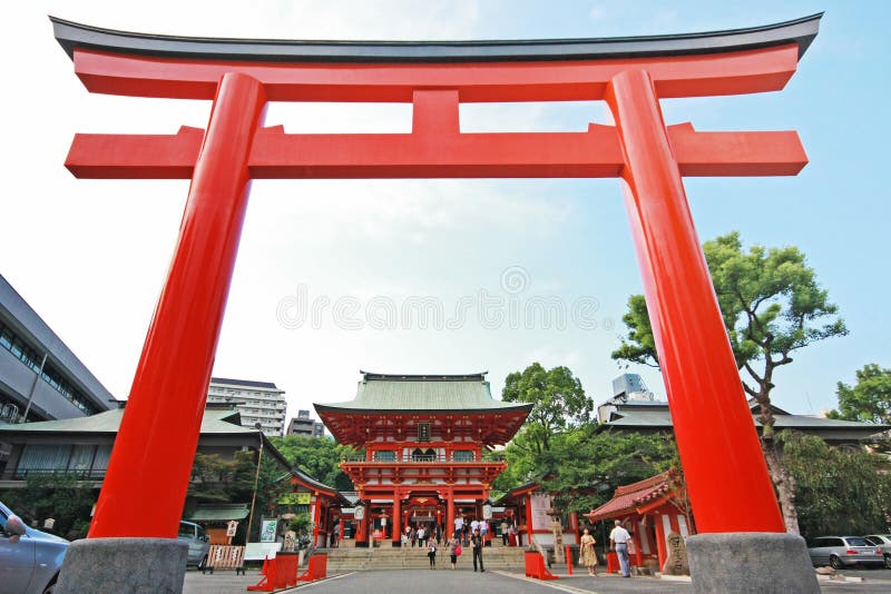 Riesiges japanisches Tor (Torii) vor Ikuta-Schrein lizenzfreie stockfotos Riesiges japanisches Tor (Torii) vor Ikuta-Schrein lizenzfreie stockfotos
