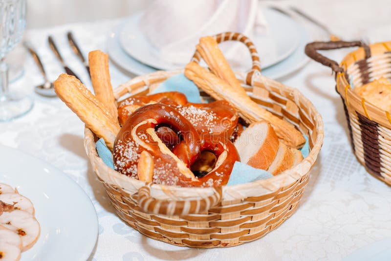 Rieten mand die met heerlijke verse broodjes wordt gevuld stock afbeeldingen Rieten mand die met heerlijke verse broodjes wordt gevuld stock afbeeldingen
