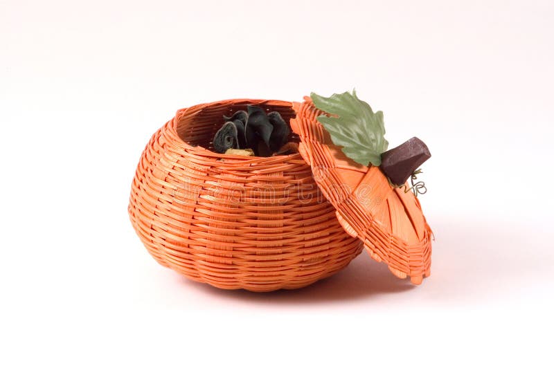 Download Rieten Pompoen stock foto. Afbeelding bestaande uit decoratie - 27864
