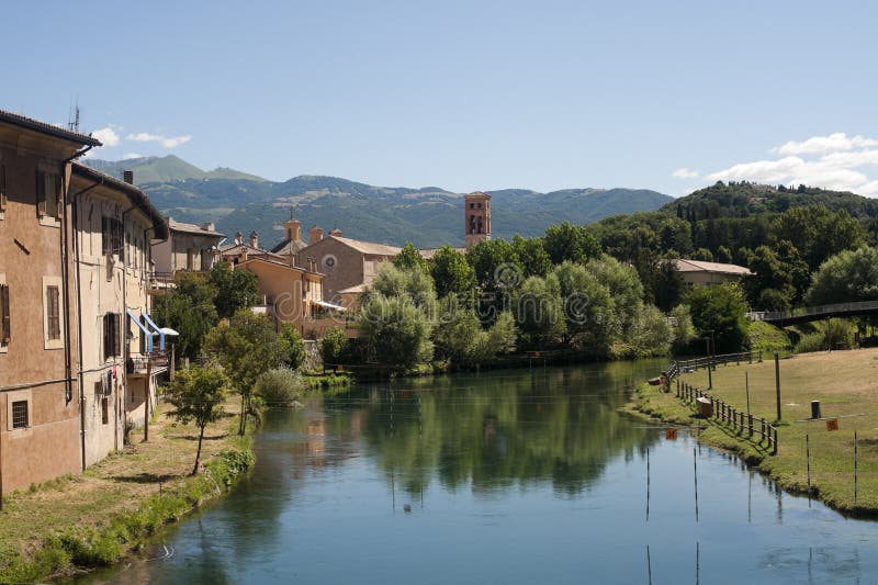 Rieti (Italia) - costruzioni sul fiume immagini stock libere da diritti Rieti (Italia) - costruzioni sul fiume immagini stock libere da diritti