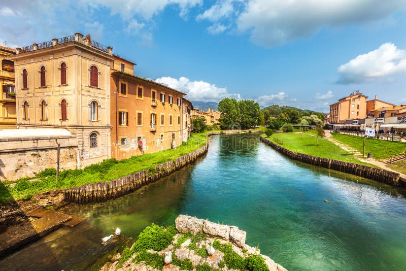 Rieti stad av centrala Italien Fiume Velino med forntida den längst ner hus och romerska bron royaltyfri fotografi Rieti stad av centrala Italien Fiume Velino med forntida den längst ner hus och romerska bron royaltyfri fotografi