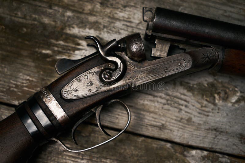 Riffle del fucile da caccia di caccia sulla vecchia tavola di legno rustica immagini stock Riffle del fucile da caccia di caccia sulla vecchia tavola di legno rustica immagini stock