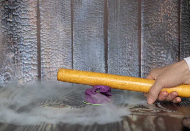 Rifiuti ed umano di plastica Il concetto di riciclaggio e rifiuto di plastica nel mondo moderno fotografia stock libera da diritti Rifiuti ed umano di plastica Il concetto di riciclaggio e rifiuto di plastica nel mondo moderno fotografia stock libera da diritti