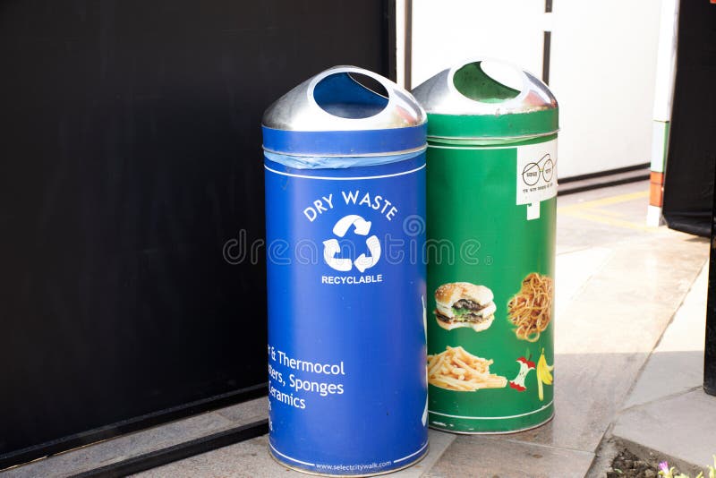 Rifiuti pubblici del recipiente per la gente indiana ed i viaggiatori stranieri che cadono immondizia e spreco riciclabile ad all fotografie stock libere da diritti Rifiuti pubblici del recipiente per la gente indiana ed i viaggiatori stranieri che cadono immondizia e spreco riciclabile ad all fotografie stock libere da diritti