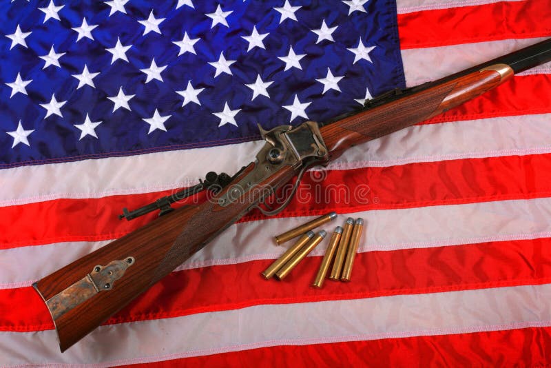 Rifle de Quigley na bandeira americana fotografia de stock royalty free Rifle de Quigley na bandeira americana fotografia de stock royalty free
