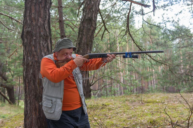 Rifle do alvo do caçador na floresta do pinho fotos de stock Rifle do alvo do caçador na floresta do pinho fotos de stock