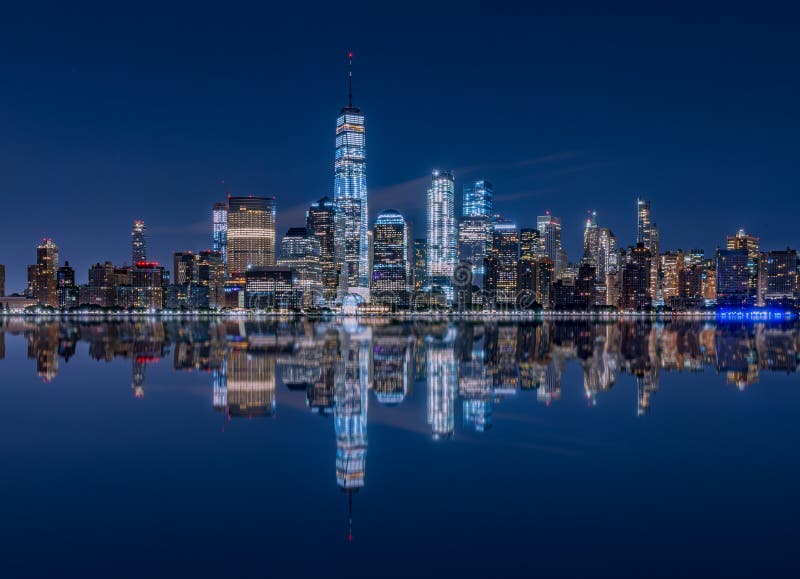 Riflessione da Jersey City, NJ dell'orizzonte di Manhattan fotografia stock Riflessione da Jersey City, NJ dell'orizzonte di Manhattan fotografia stock