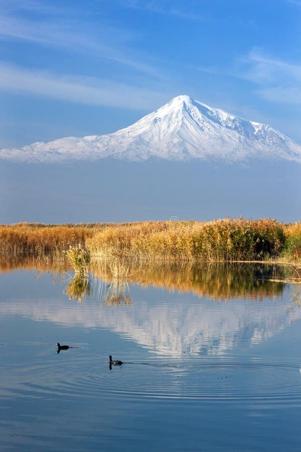 Riflessione del monte Ararat nel lago fotografia stock Riflessione del monte Ararat nel lago fotografia stock