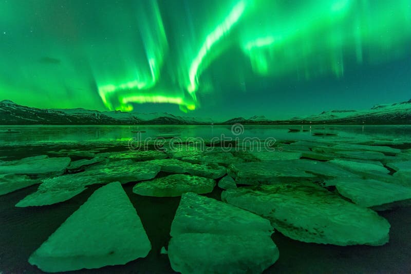 Riflessione dell'aurora boreale (aurora borealis) attraverso un lago in Islanda