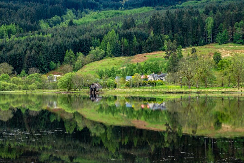 Riflessione della rimessa per imbarcazioni in lago Lubnaig vicino a Callander Scozia fotografia stock Riflessione della rimessa per imbarcazioni in lago Lubnaig vicino a Callander Scozia fotografia stock