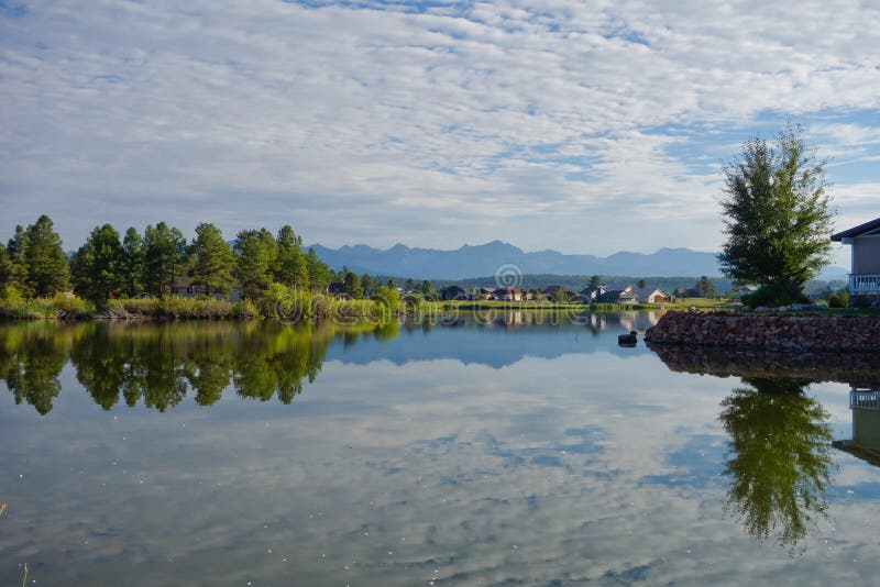 Riflessione di immagine di specchio del lago colorado immagini stock Riflessione di immagine di specchio del lago colorado immagini stock