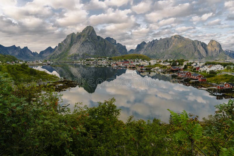 Riflessione di specchio alle montagne del mare ed alla natura dello scandinavo di paesaggio di viaggio delle isole di Lofoten del immagine stock Riflessione di specchio alle montagne del mare ed alla natura dello scandinavo di paesaggio di viaggio delle isole di Lofoten del immagine stock