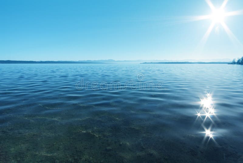 Cielo Nuvoloso, Sole Ed Acqua. Immagine Stock Immagine di modello