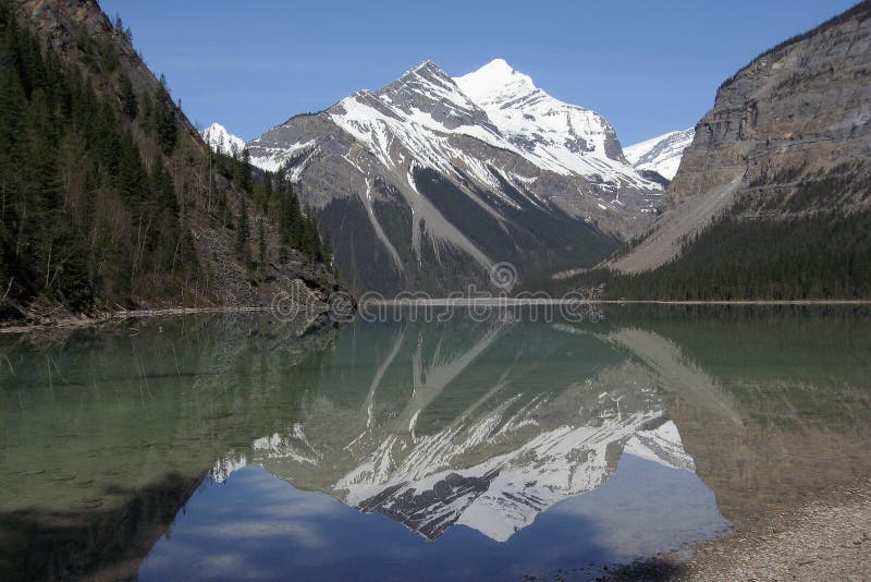 Riflessione perfetta della montagna di Whitehorn nel lago Kinney, supporto Robson Provincial Park, Columbia Britannica fotografia stock Riflessione perfetta della montagna di Whitehorn nel lago Kinney, supporto Robson Provincial Park, Columbia Britannica fotografia stock
