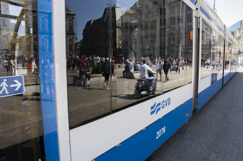 Riflessione in vetro su una finestra Amsterdam del tram i Paesi Bassi fotografia stock libera da diritti Riflessione in vetro su una finestra Amsterdam del tram i Paesi Bassi fotografia stock libera da diritti