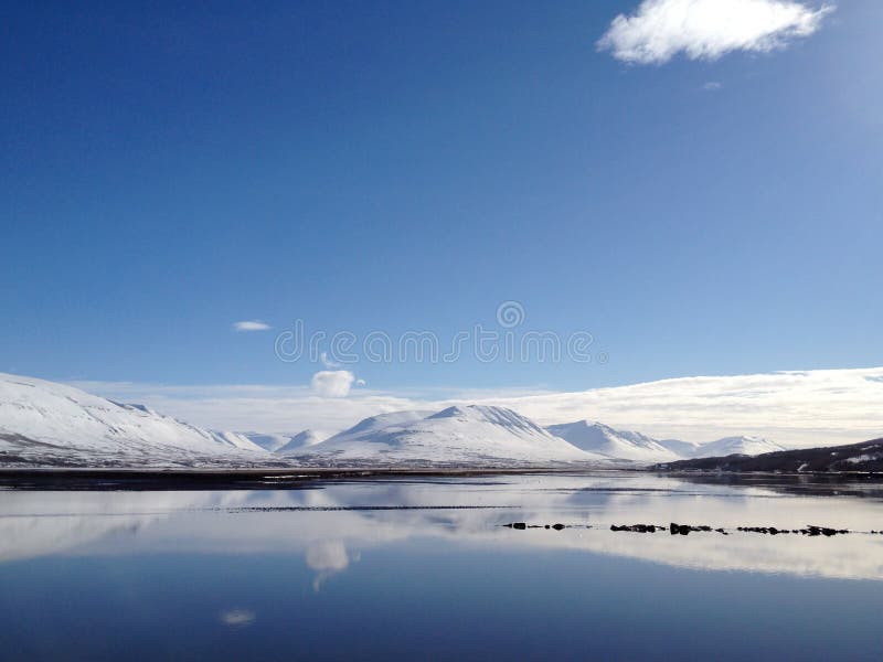 Riflessioni a Akureyri fotografia stock Riflessioni a Akureyri fotografia stock