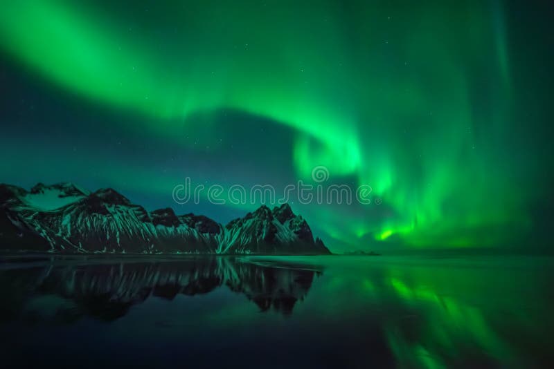 Riflessioni Dell&rsquo;aurora Di Stokksnes Fotografia Stock - Immagine di