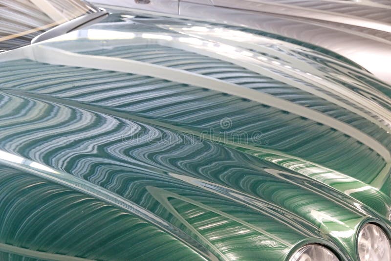 Riflessioni su un cappuccio. Soffitto riflesso nel cofano di un'auto