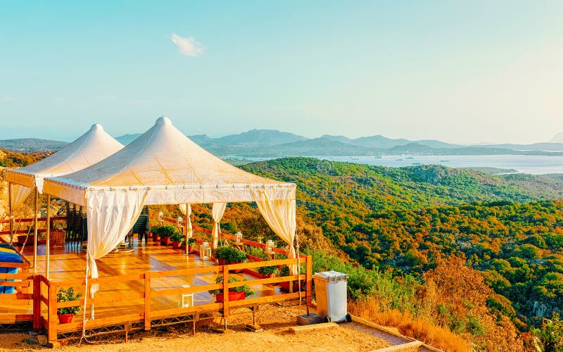 Riflesso dell'alba idilliaca al caffè in Costa Smeralda Sardegna Italia immagini stock libere da diritti Riflesso dell'alba idilliaca al caffè in Costa Smeralda Sardegna Italia immagini stock libere da diritti