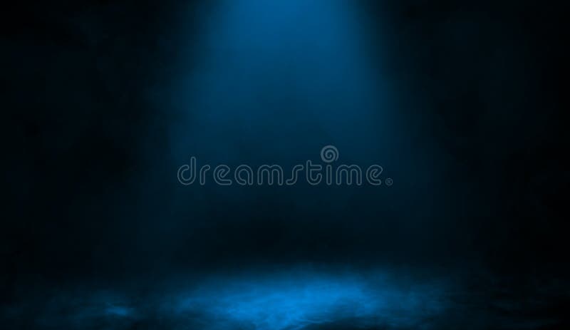 Riflettore blu astratto con la nebbia della foschia del fumo su un fondo nero Strutturi il fondo per il grafico ed il web design