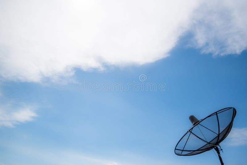 Riflettore parabolico, ricevitore del segnale della TV in un chiaro fondo del cielo fotografia stock libera da diritti Riflettore parabolico, ricevitore del segnale della TV in un chiaro fondo del cielo fotografia stock libera da diritti