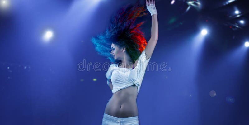Riflettori di dancing della donna fotografie stock libere da diritti Riflettori di dancing della donna fotografie stock libere da diritti