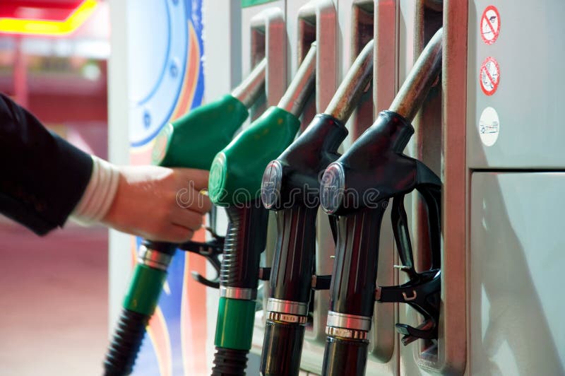 Rifornendo di carburante sulla stazione di servizio fotografia stock Rifornendo di carburante sulla stazione di servizio fotografia stock