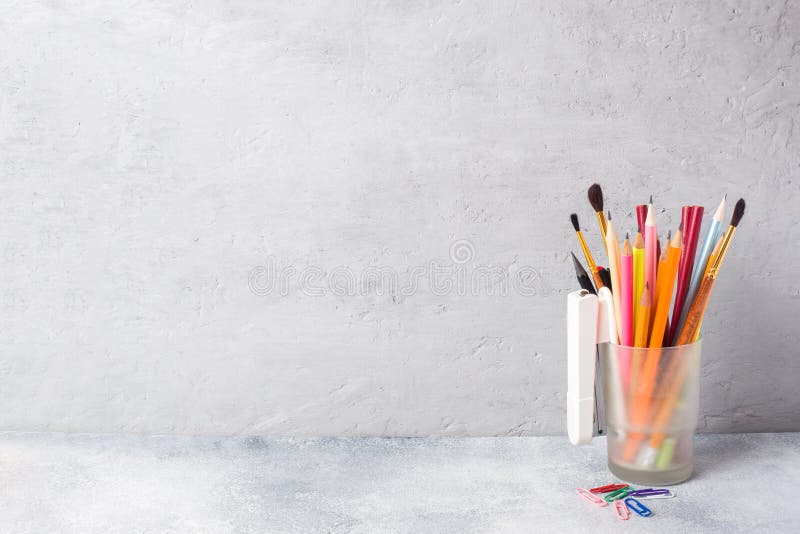 Rifornimenti di scuola, un insieme degli indicatori della matita in un vetro su una tavola grigia con una copia di spazio Scuola fotografia stock Rifornimenti di scuola, un insieme degli indicatori della matita in un vetro su una tavola grigia con una copia di spazio Scuola fotografia stock