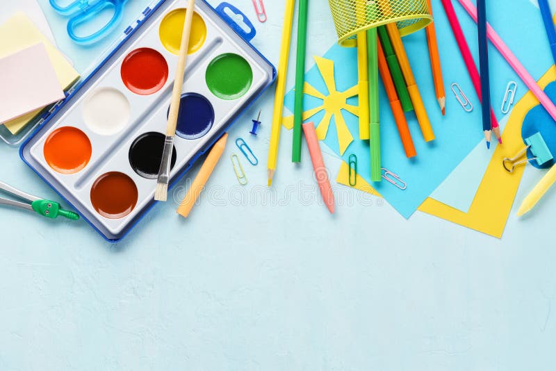 Rifornimenti variopinti della cancelleria per la creazione dei bambini e della scuola immagini stock