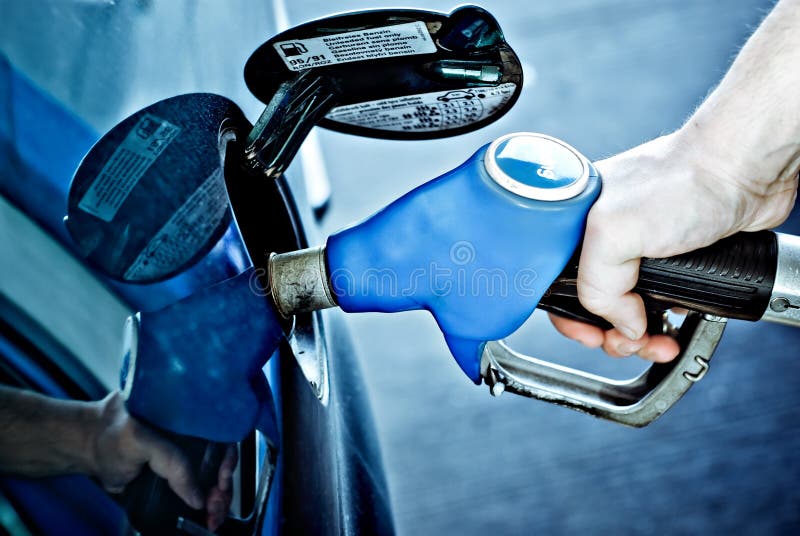 Rifornimento di carburante dell'automobile fotografie stock Rifornimento di carburante dell'automobile fotografie stock