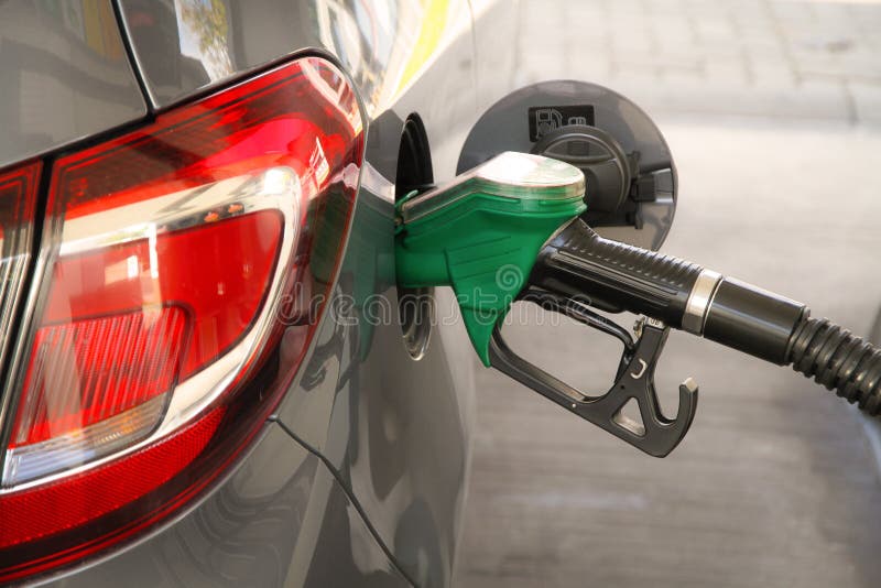 Rifornimento di carburante dell'automobile alla stazione di servizio Concetto per uso della benzina dei combustibili fossili, die immagine stock Rifornimento di carburante dell'automobile alla stazione di servizio Concetto per uso della benzina dei combustibili fossili, die immagine stock