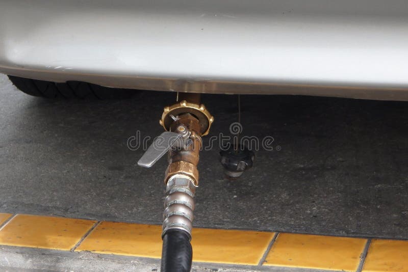 Rifornisca di carburante il GPL dall'ugello della pompa alla stazione di servizio economica fotografie stock libere da diritti Rifornisca di carburante il GPL dall'ugello della pompa alla stazione di servizio economica fotografie stock libere da diritti