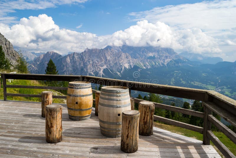 Rifugio Duca d «Aosta z drewnianymi baryłkami jak stoły dla turystów bierze przerwę w Włoskich dolomit górach zdjęcie royalty free Rifugio Duca d «Aosta z drewnianymi baryłkami jak stoły dla turystów bierze przerwę w Włoskich dolomit górach zdjęcie royalty free