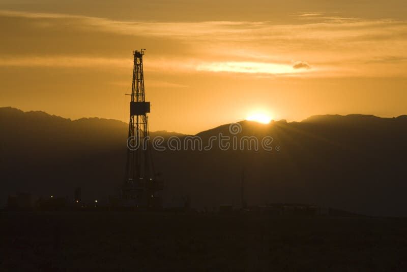 Petrolio e gas trivellazione all'alba nel Wyoming.