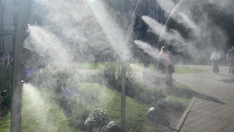 Riga latvia 5 juillet 2024 : jets d'eau brouillard. buse à brouillard fin. concept de solution de refroidissement innovante banque de vidéos