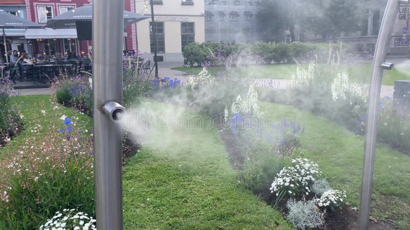 Riga latvia 5 juillet 2024 : poste de brouillage dans un espace public proche. humidification extérieure banque de vidéos
