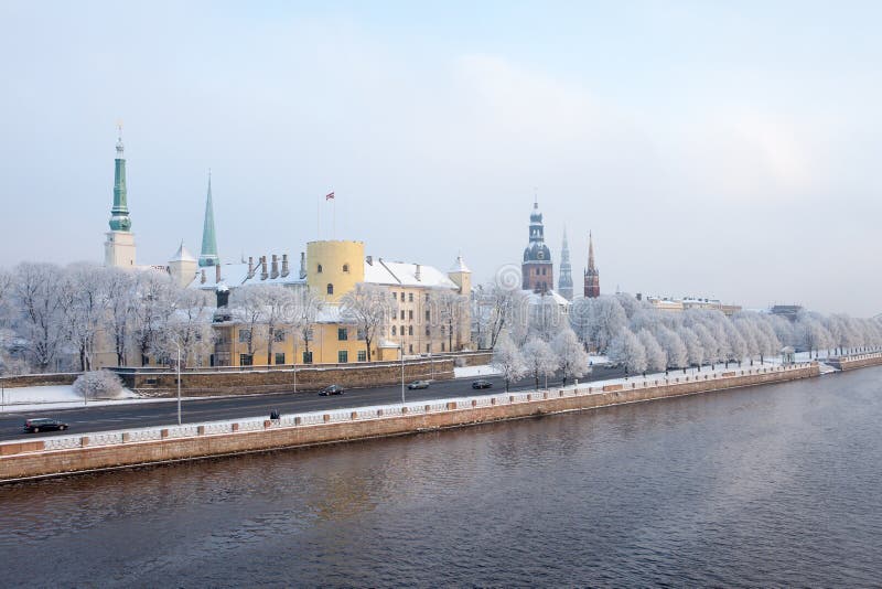 Riga, Latvia Paesaggio urbano di Riga nell'inverno immagine stock Riga, Latvia Paesaggio urbano di Riga nell'inverno immagine stock