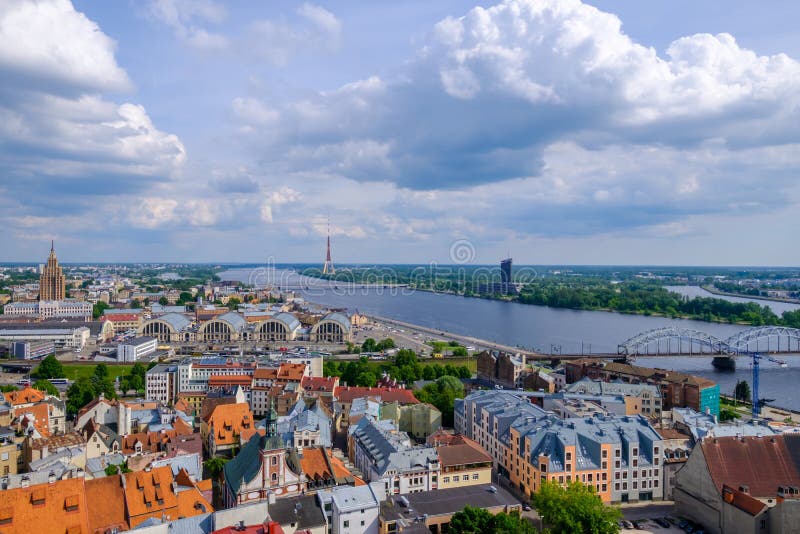 Riga, Latvia Vista aerea sulla torre della TV dalla torre della chiesa di St Peter fotografie stock libere da diritti Riga, Latvia Vista aerea sulla torre della TV dalla torre della chiesa di St Peter fotografie stock libere da diritti