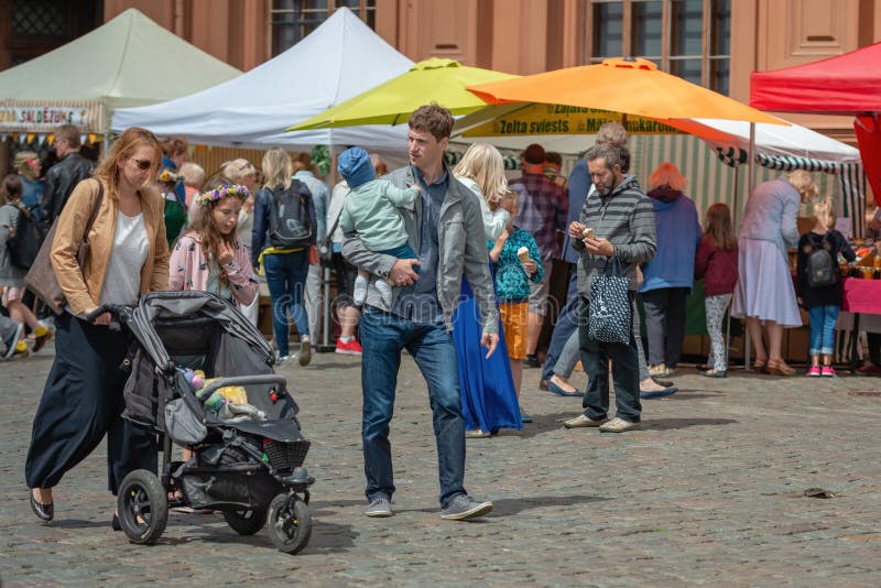 RIGA, LETLAND - JUNI 22, 2018: De markt van de de zomerzonnestilstand Familieverstand stock afbeeldingen RIGA, LETLAND - JUNI 22, 2018: De markt van de de zomerzonnestilstand Familieverstand stock afbeeldingen