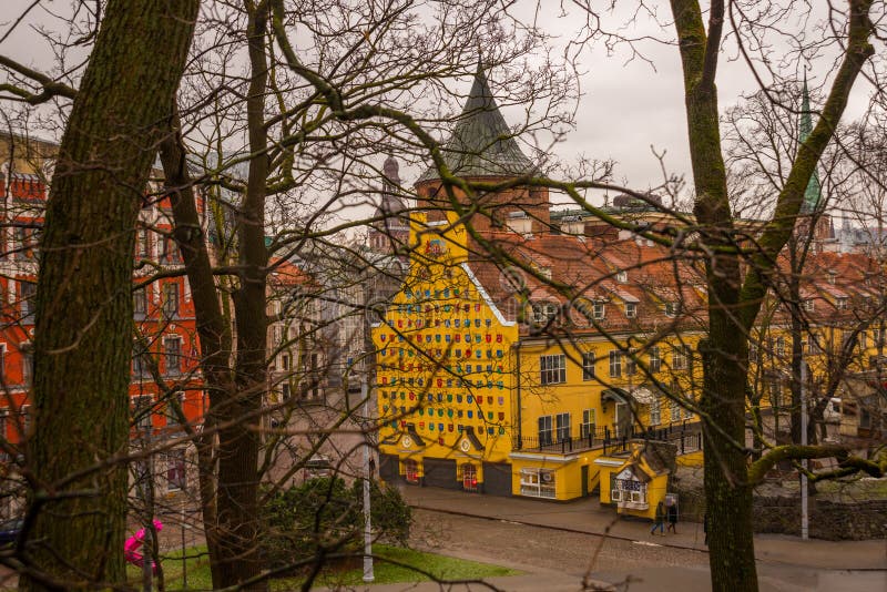 riga LETLAND: Van poedertoren en Jacob Barakken die tonend wapenschilden voor Letse parochies, Tornu-Straat, oude stad bouwen stock afbeeldingen riga LETLAND: Van poedertoren en Jacob Barakken die tonend wapenschilden voor Letse parochies, Tornu-Straat, oude stad bouwen stock afbeeldingen