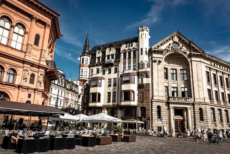 Riga, Letonia - agosto de 2018: Visión a través de la ciudad Hall Square en Riga El Latvian Ratslaukums del quare es uno de la ce fotos de archivo libres de regalías Riga, Letonia - agosto de 2018: Visión a través de la ciudad Hall Square en Riga El Latvian Ratslaukums del quare es uno de la ce fotos de archivo libres de regalías