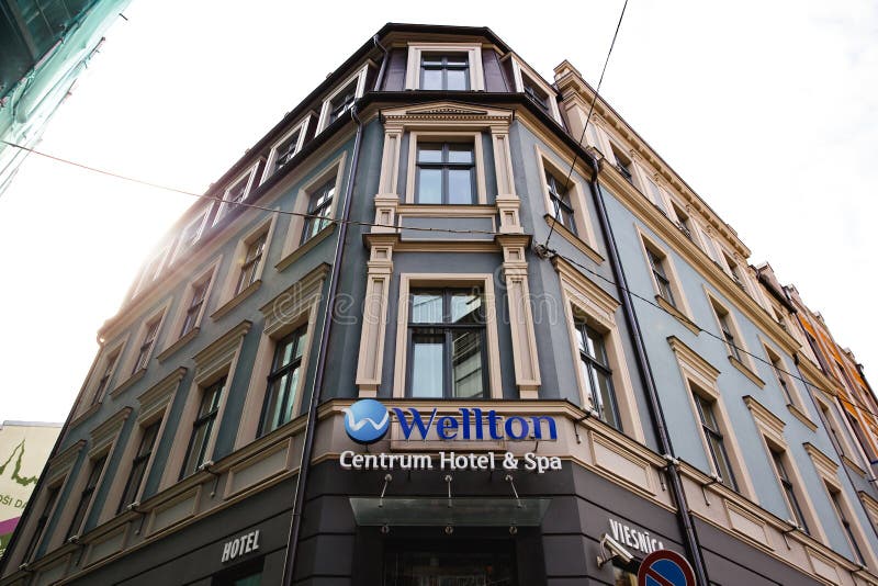 RIGA, LETONIA - 7 DE SEPTIEMBRE DE 2018: Visión granangular de debajo sobre hotel y BALNEARIO del centro de Wellton en la ciudad fotografía de archivo RIGA, LETONIA - 7 DE SEPTIEMBRE DE 2018: Visión granangular de debajo sobre hotel y BALNEARIO del centro de Wellton en la ciudad fotografía de archivo