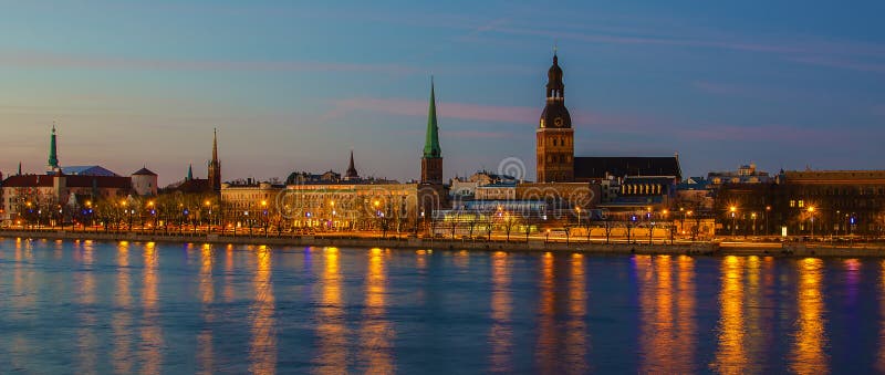 Riga (Letonia) en la noche imagen de archivo libre de regalías Riga (Letonia) en la noche imagen de archivo libre de regalías